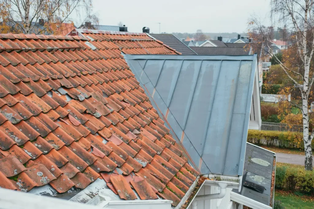 hur l nge h ller ett tak egentligen livsl ngd f r tegel pl t och betongpannor p svenska villor